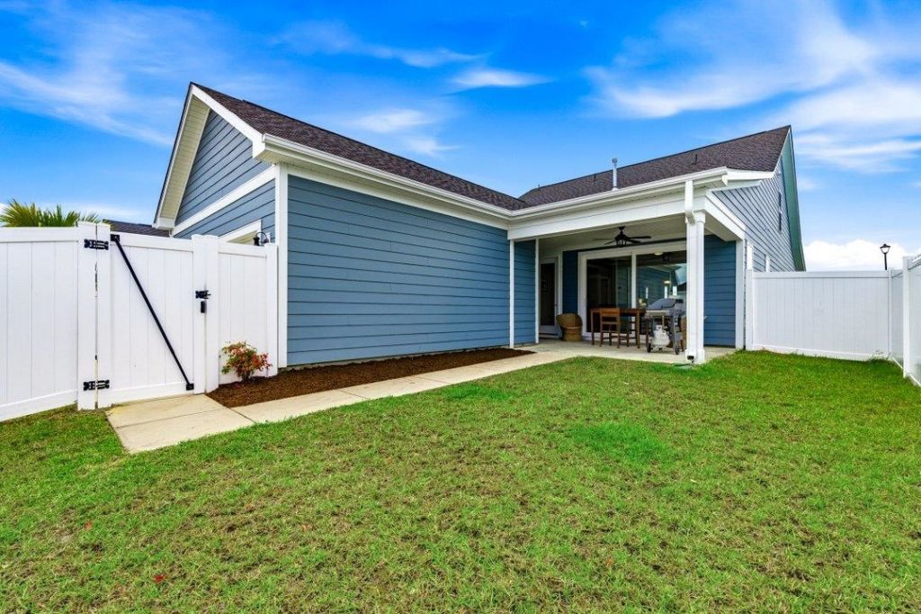 2077 Singing Palm Loop Photo 6