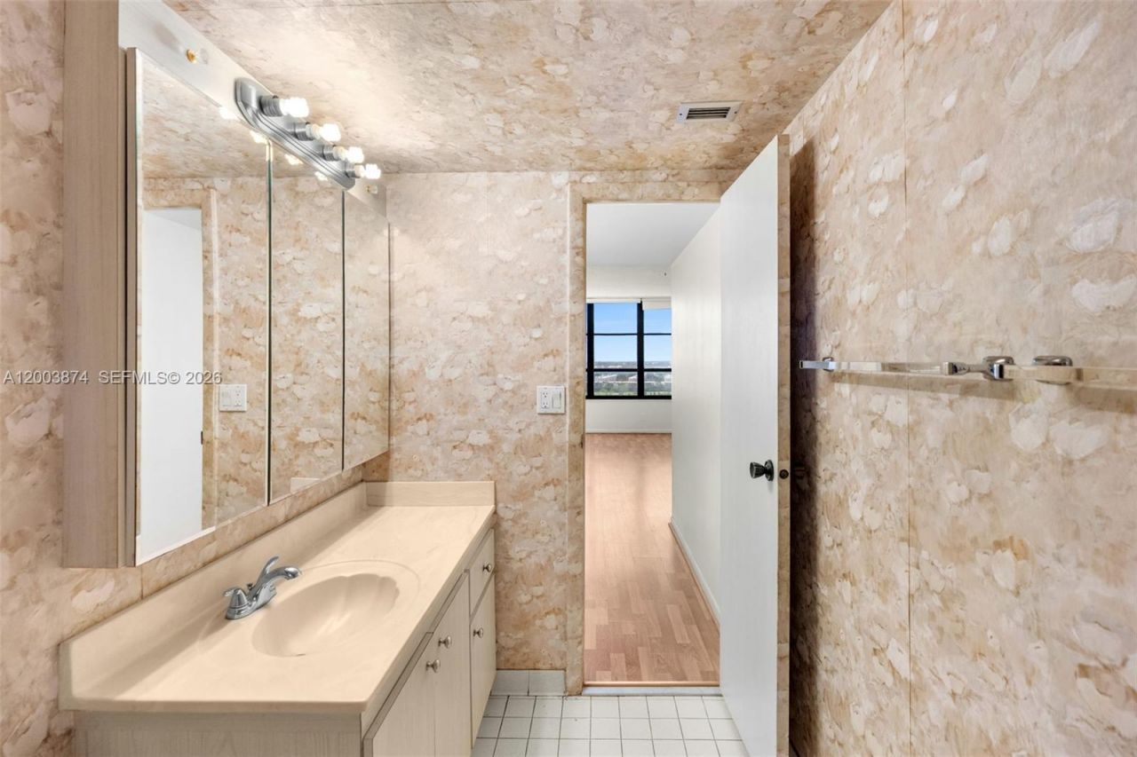 600 Three Islands Blvd, Unit 1707, Hallandale Beach, FL 33009 Photo