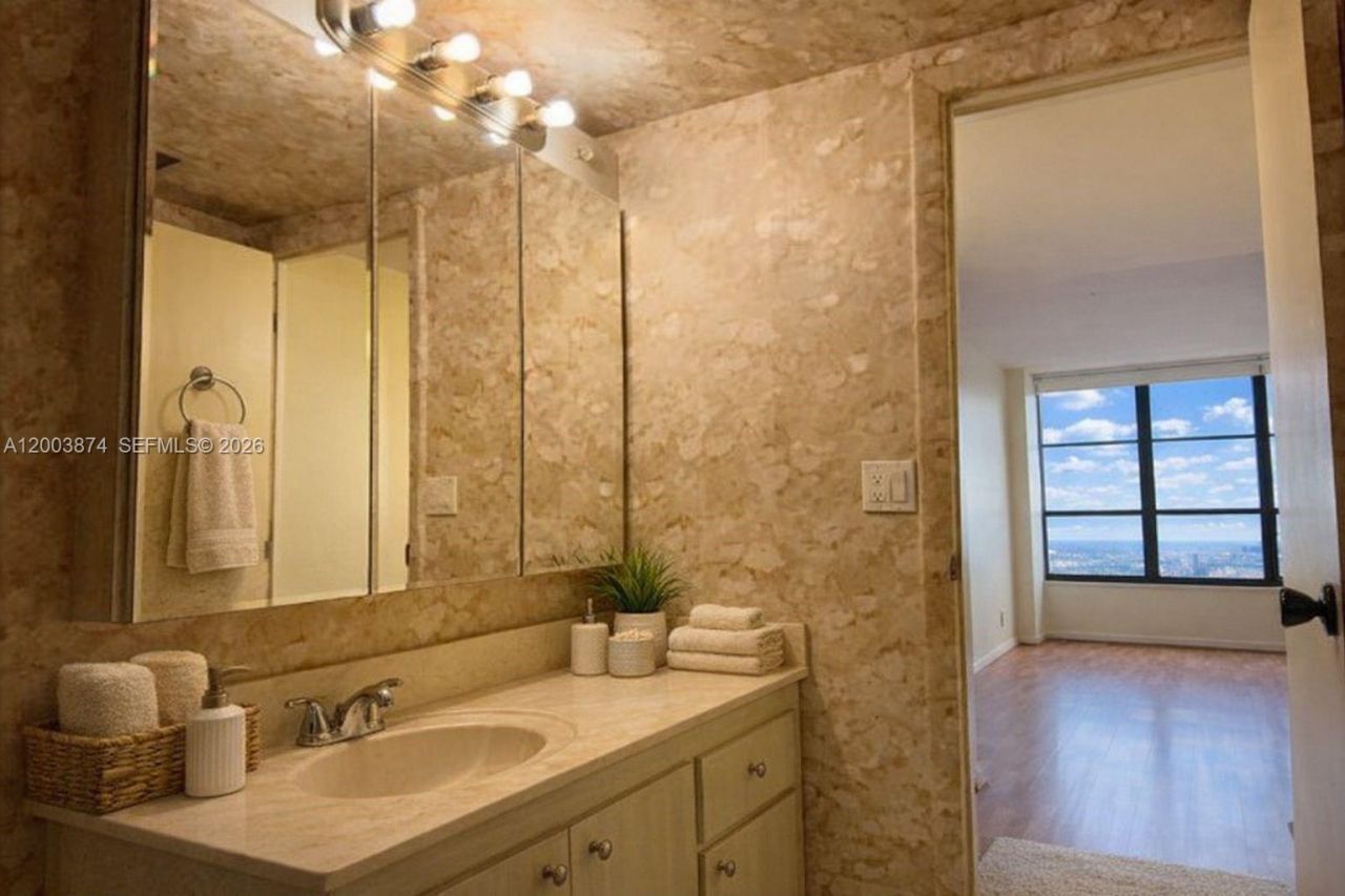 600 Three Islands Blvd, Unit 1707, Hallandale Beach, FL 33009 Photo