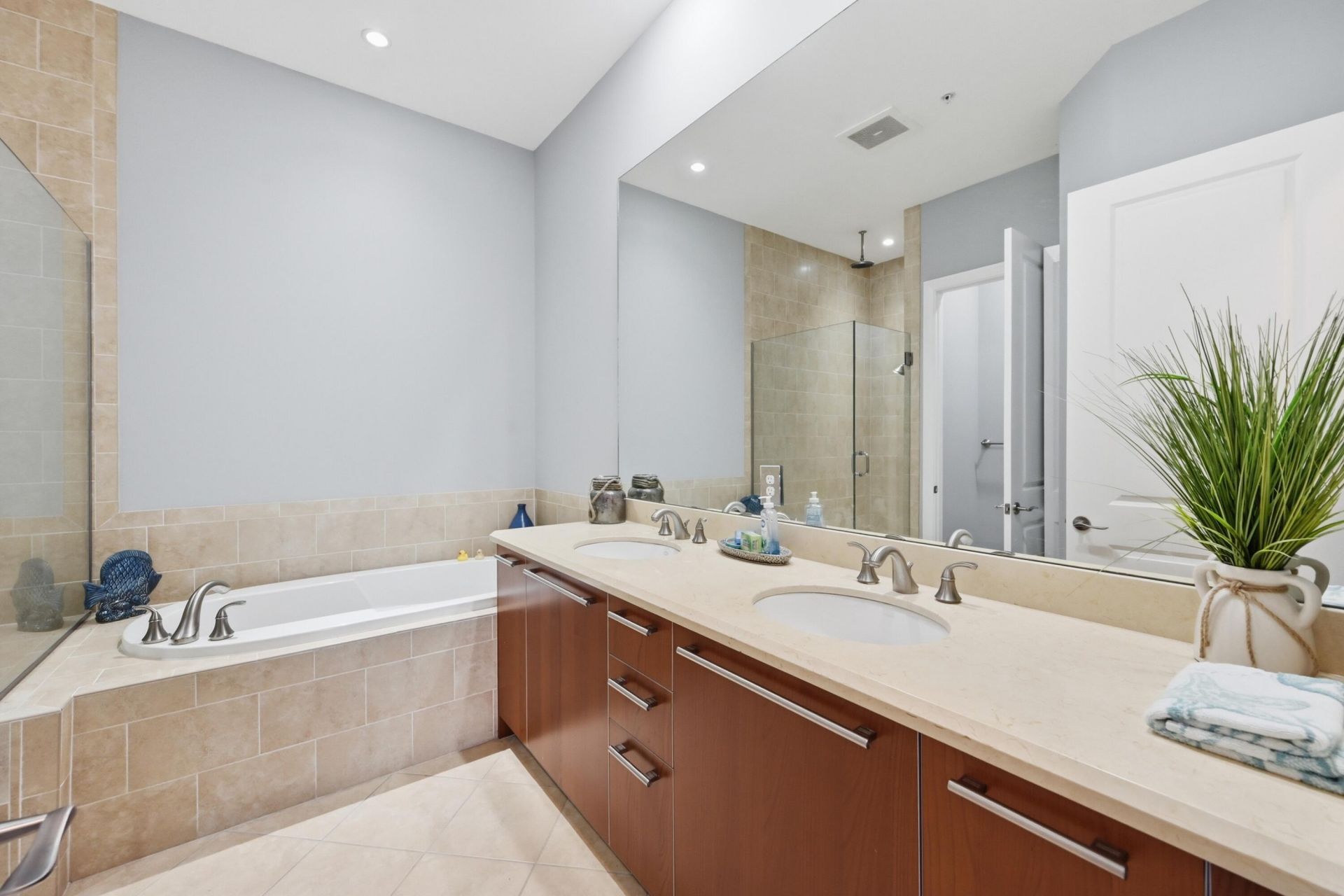 4445 El Mar Drive, Unit 2414, Lauderdale by the Sea, FL 33308 Photo