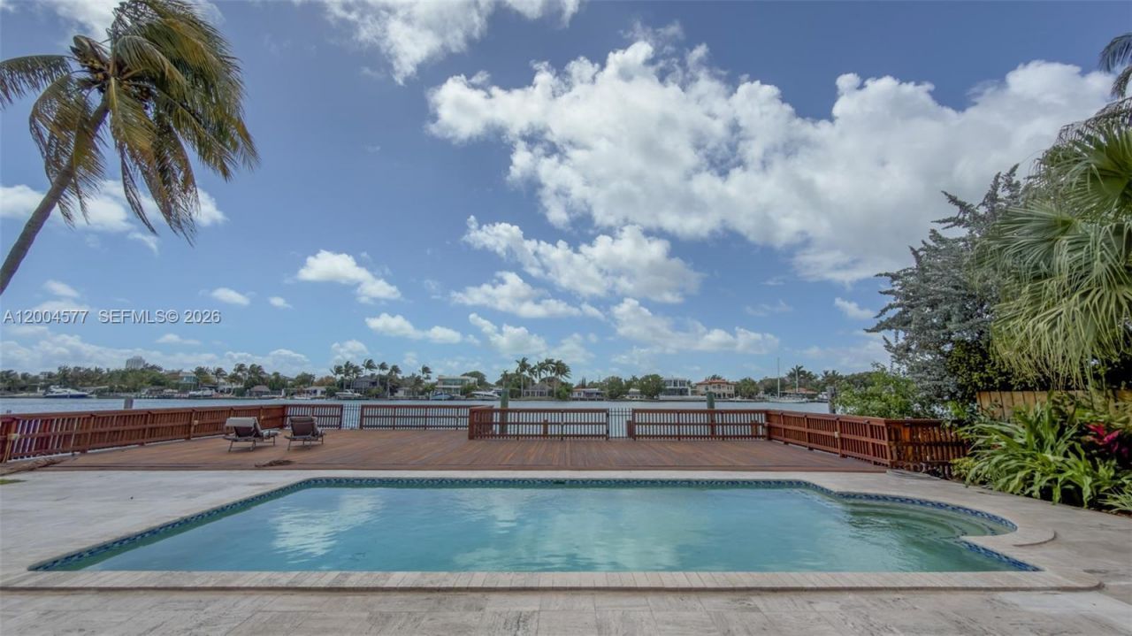1690 Daytonia Rd , Miami Beach, FL 33141 Photo