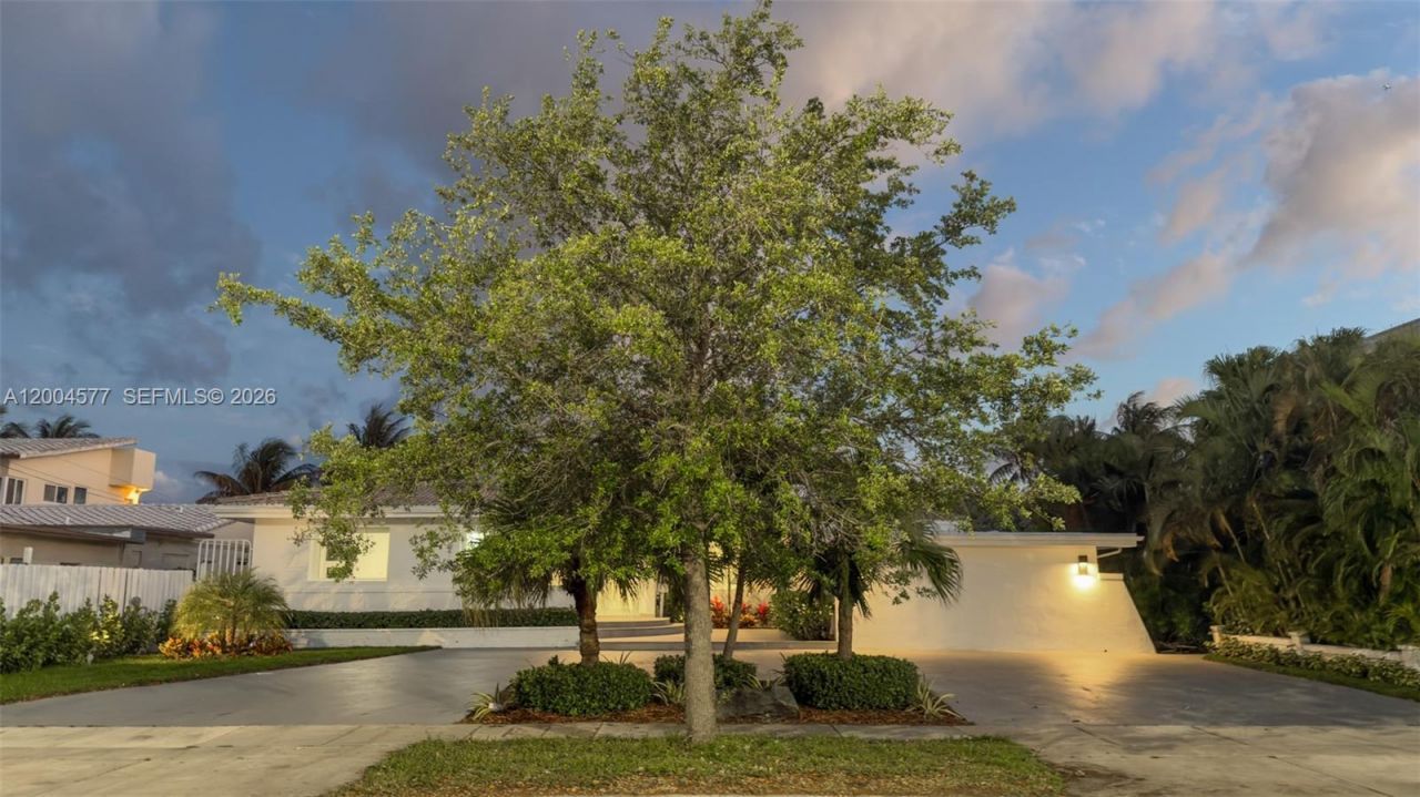 1690 Daytonia Rd , Miami Beach, FL 33141 Photo