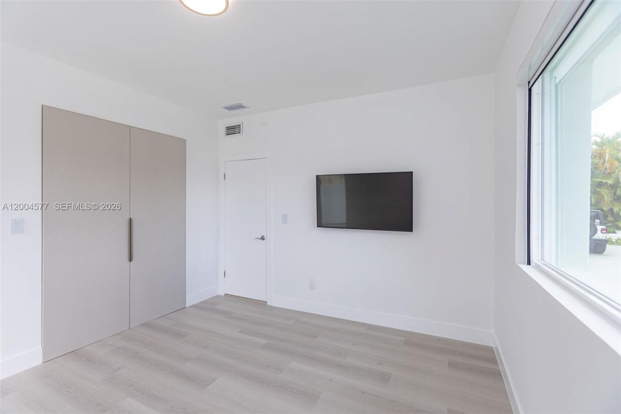 1690 Daytonia Rd, Miami Beach, FL 33141 Photo