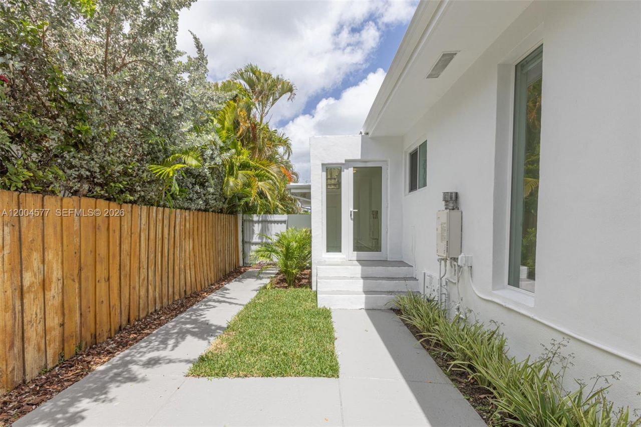 1690 Daytonia Rd , Miami Beach, FL 33141 Photo