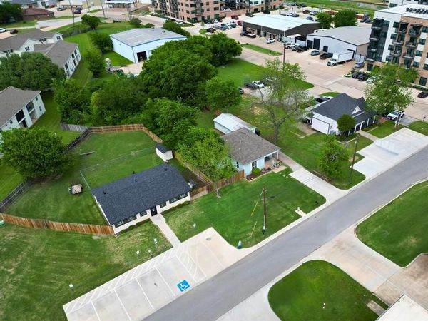 132 W King Street, Burleson, TX 76028