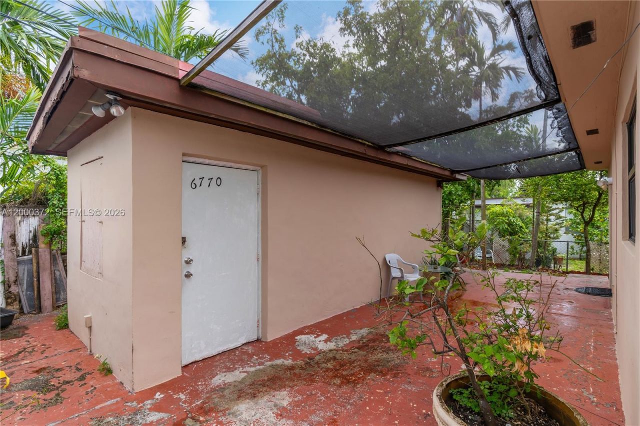 6770 SW 15th St , Miami, FL 33144 Photo