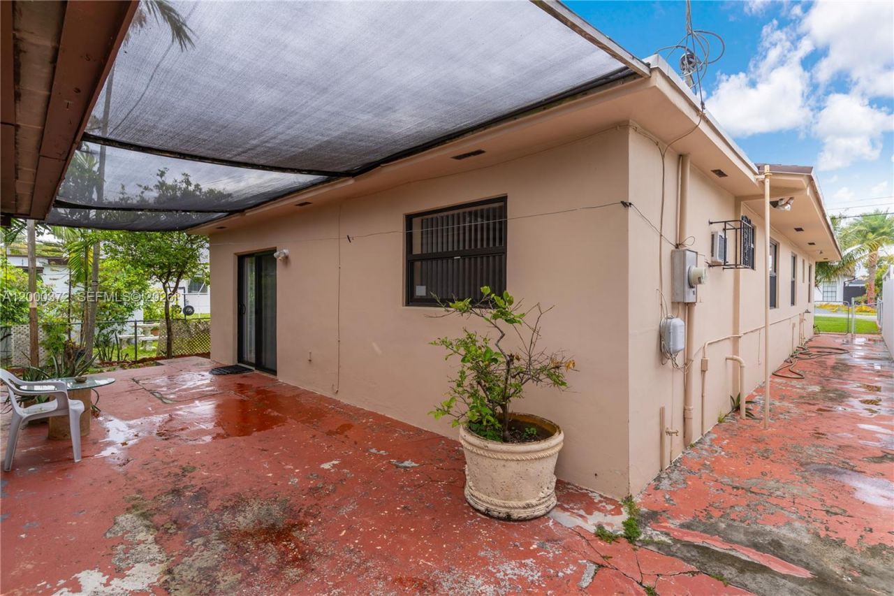 6770 SW 15th St , Miami, FL 33144 Photo