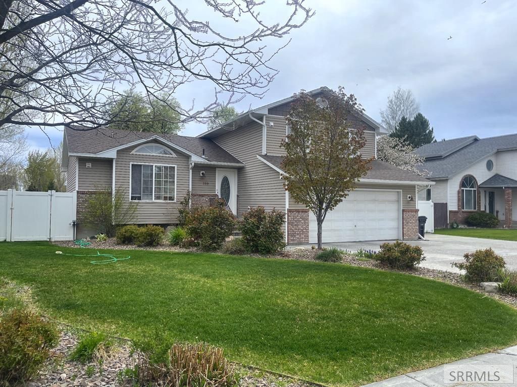253 Colonial Way, Idaho Falls, ID 83404 Main Photo