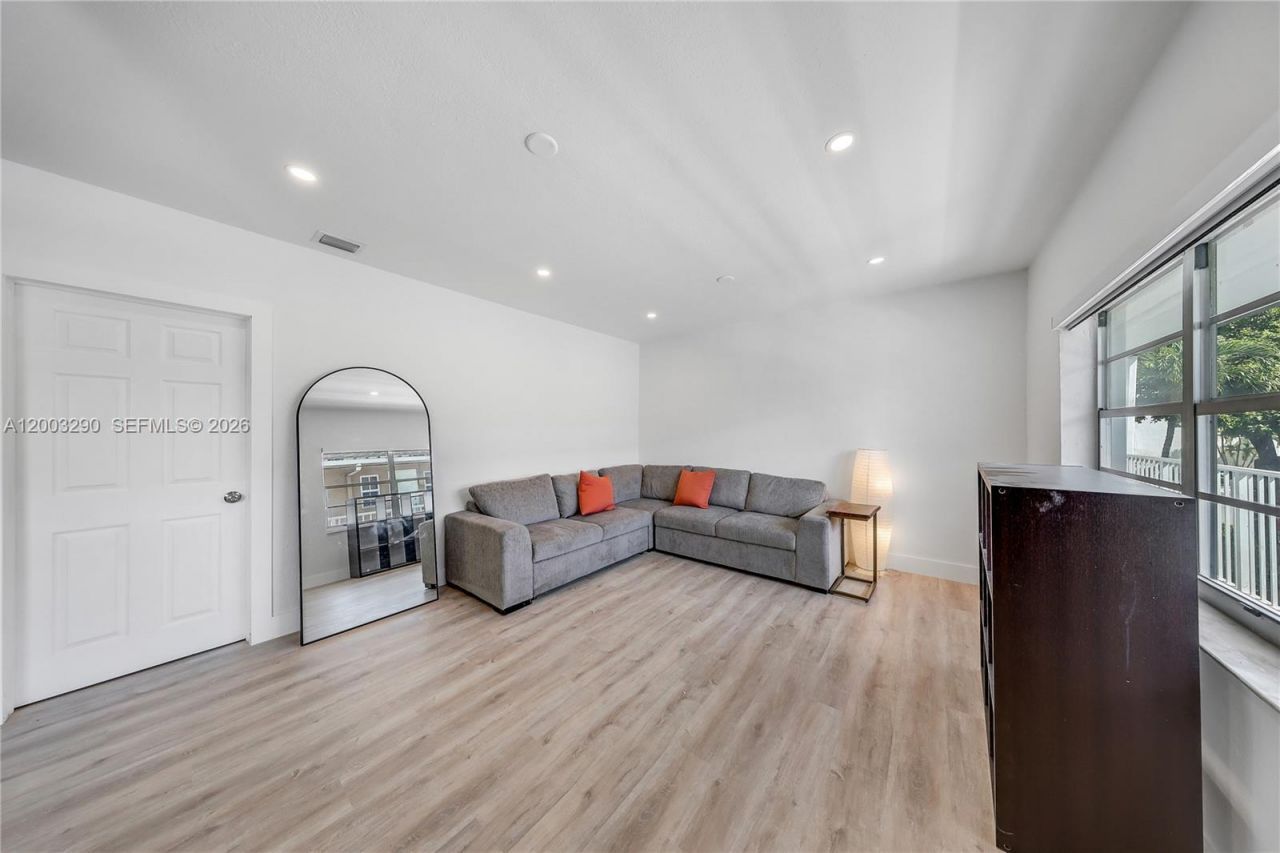 2464 SW 22nd St , Unit 5, Miami, FL 33145 Photo