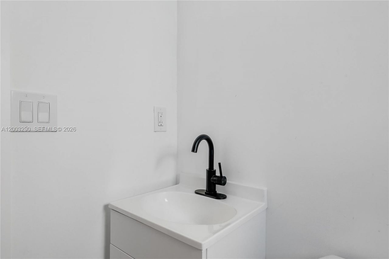 2464 SW 22nd St , Unit 5, Miami, FL 33145 Photo