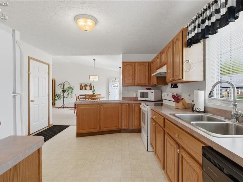 519 Heather Woods Drive, Elyria, OH 44035 Photo 18