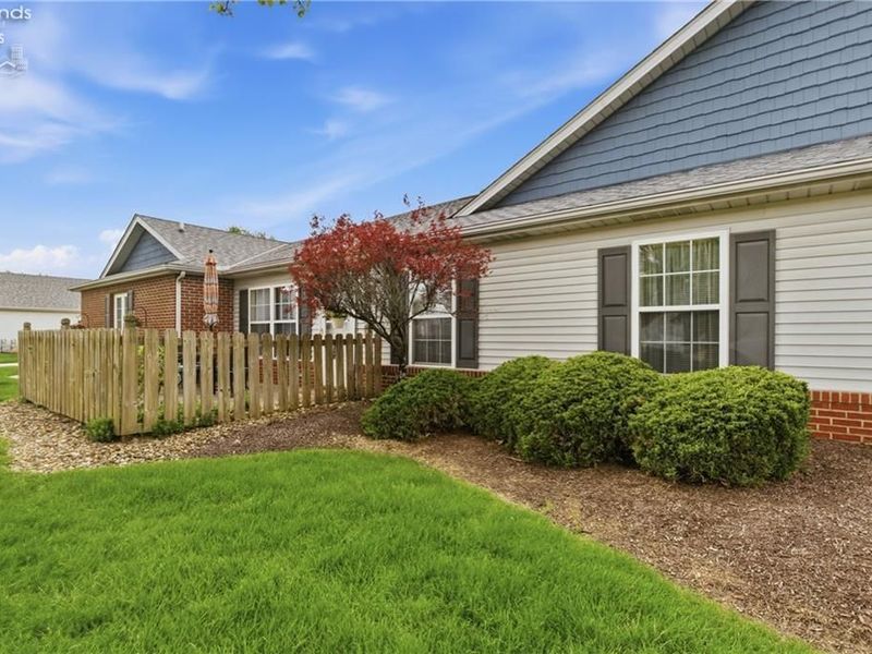 519 Heather Woods Drive, Elyria, OH 44035 Photo 4