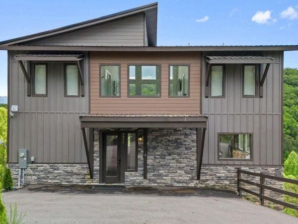 2955 Lightning Strike Drive, Sevierville, TN 37876