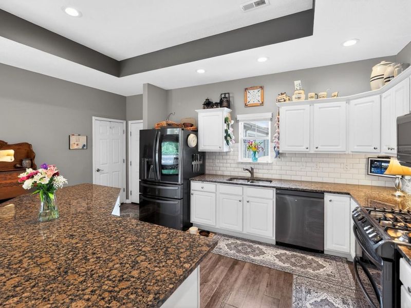 102 Colonial Woods Drive , Mount Vernon, OH 43050 Photo 13