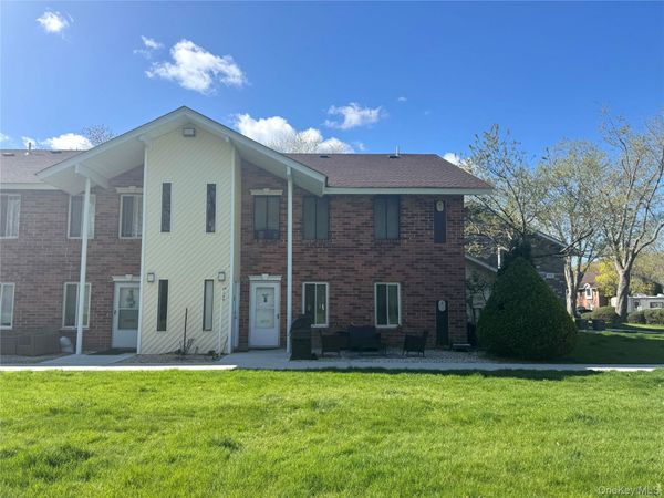 18 Navajo Court , Unit 18, Coram, NY 11727