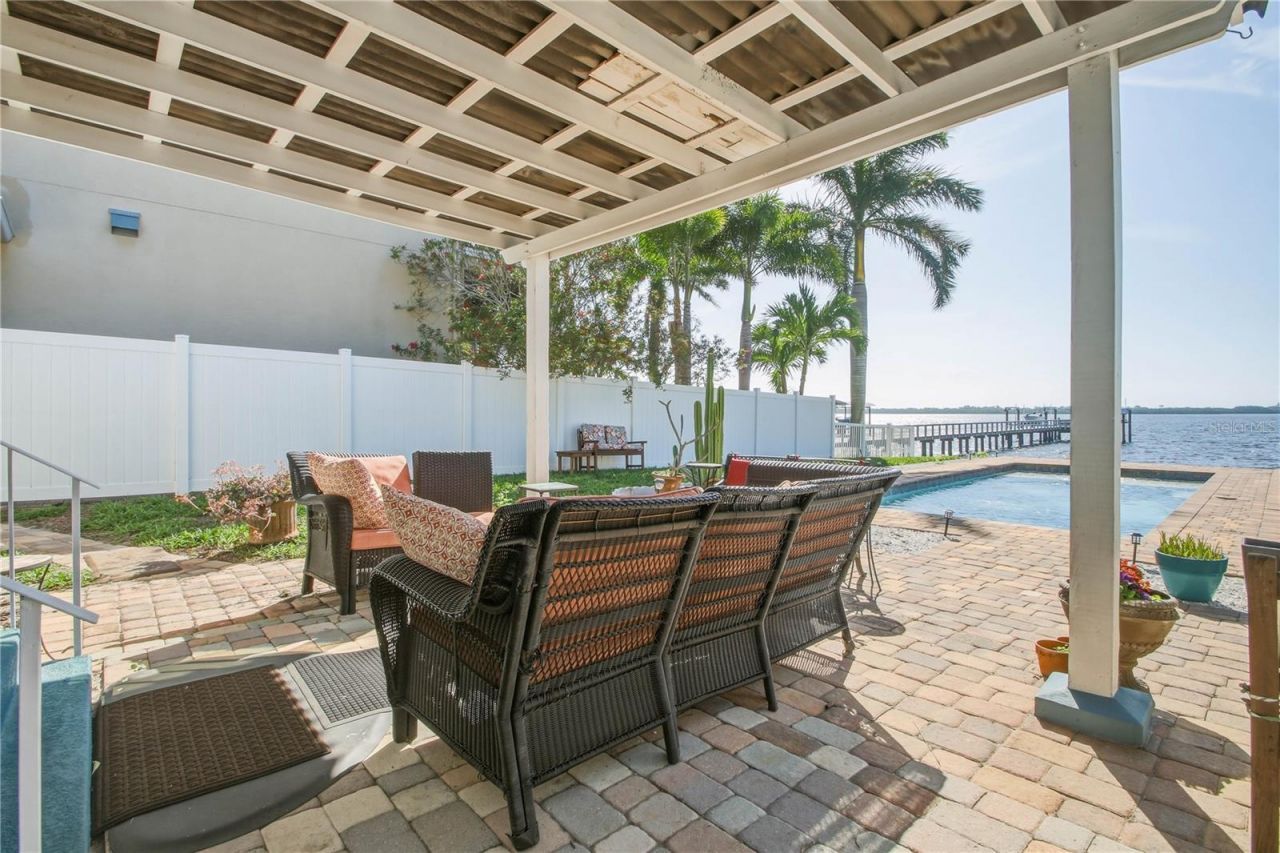950 Weedon Drive Ne, Saint Petersburg, FL 33702 Photo