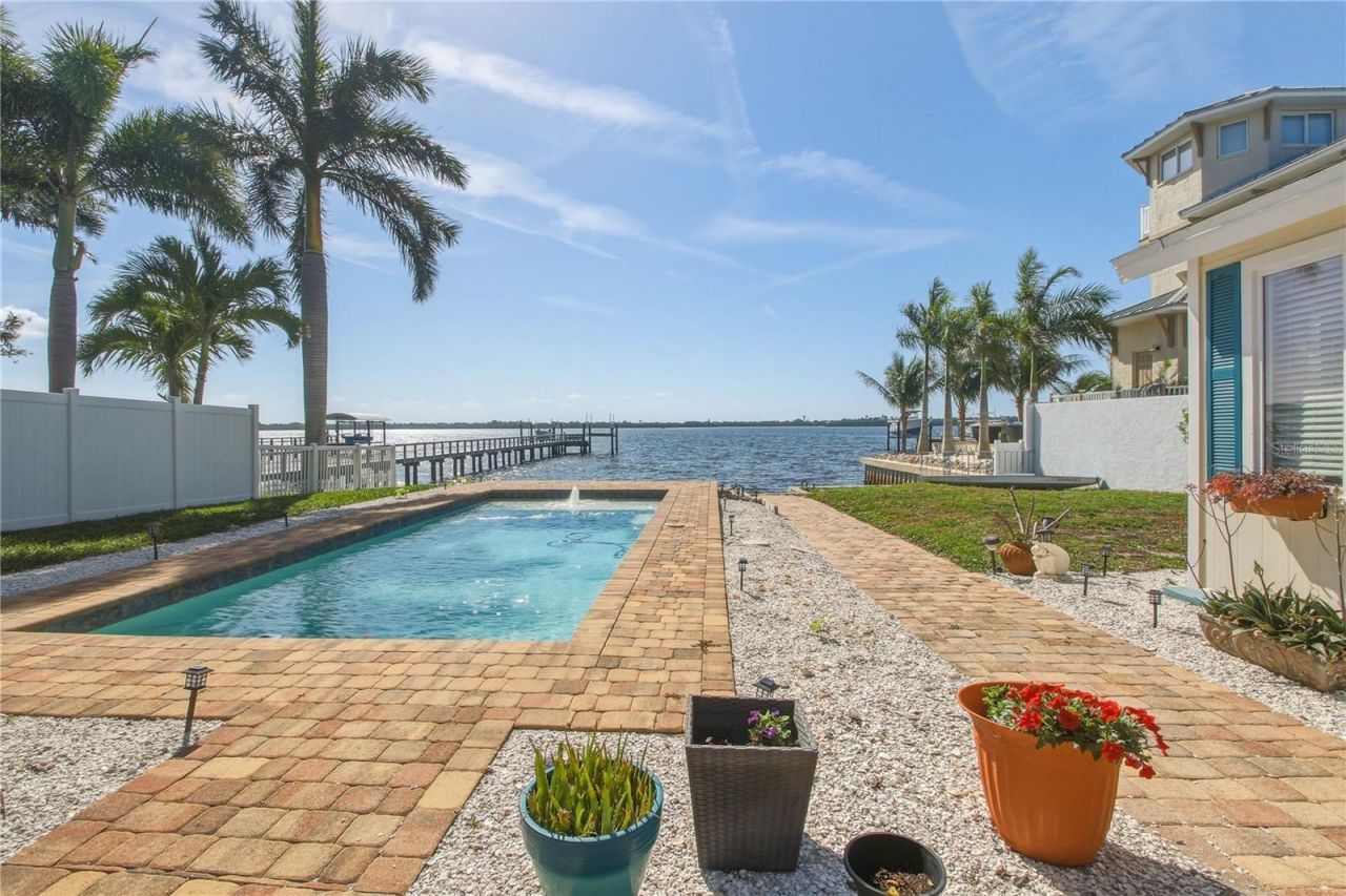 950 Weedon Drive Ne, Saint Petersburg, FL 33702 Photo