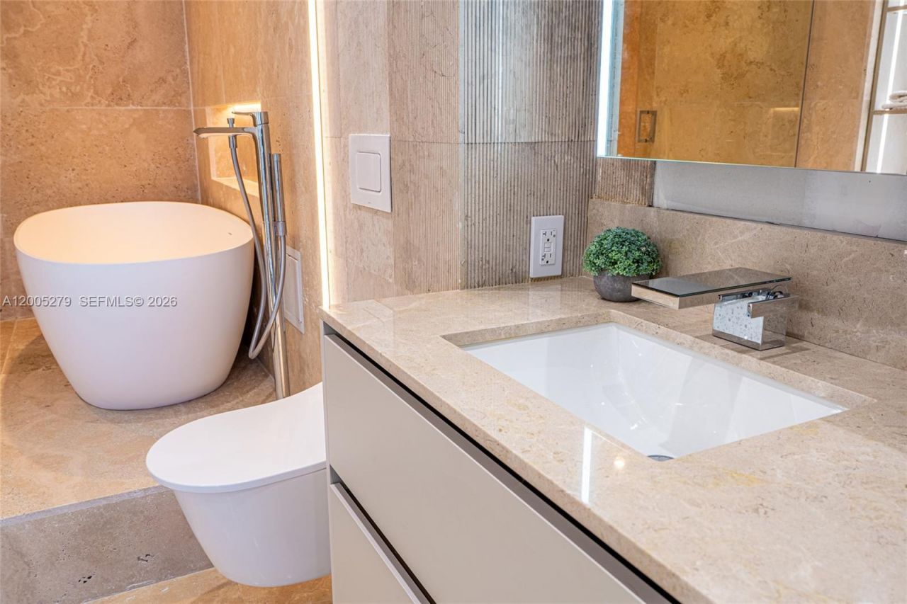 2301 Collins, Unit 1011, Miami Beach, FL 33139 Photo