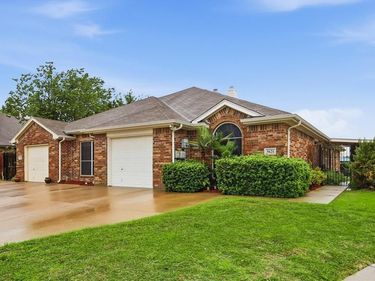 5621 Swords Drive, Fort Worth, TX 76137