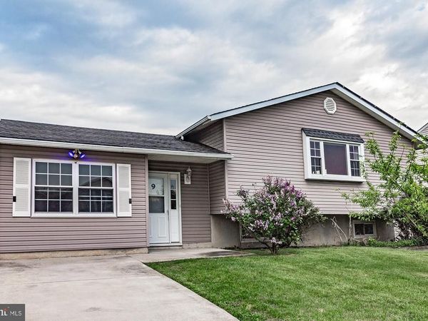 9 WARREN DRIVE, NEWARK, DE 19702