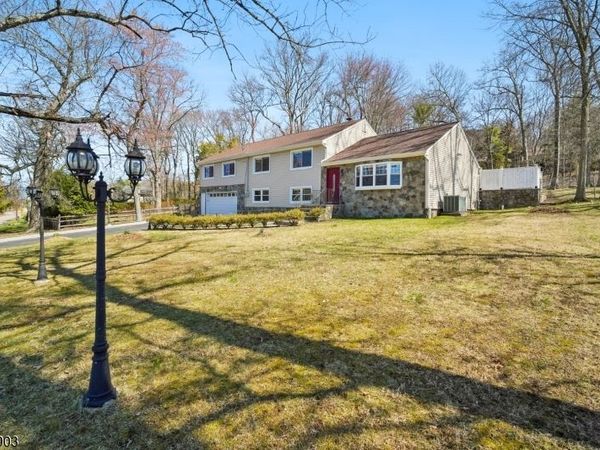 320 Beaufort Ave, Livingston, NJ 07039