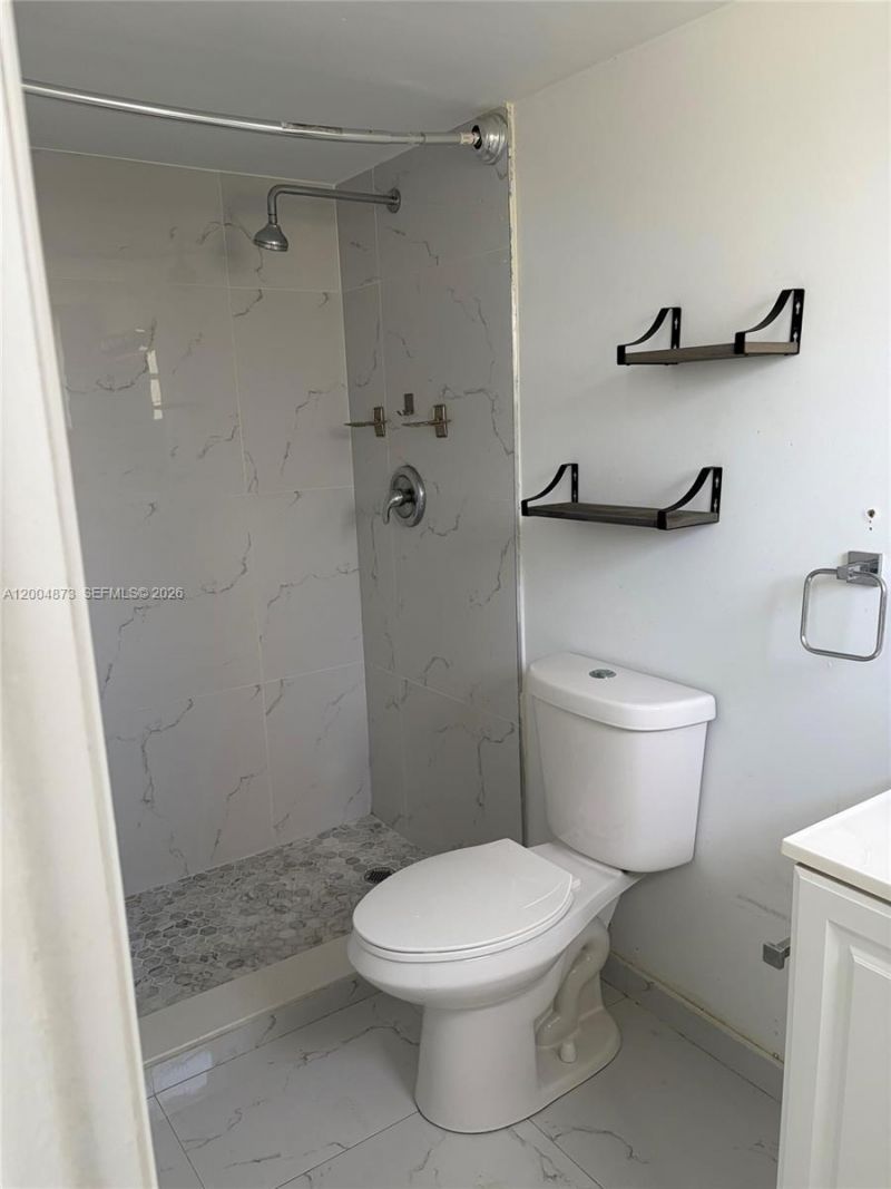 1401 NE 191st St , Unit D201, Miami, FL 33179 Photo