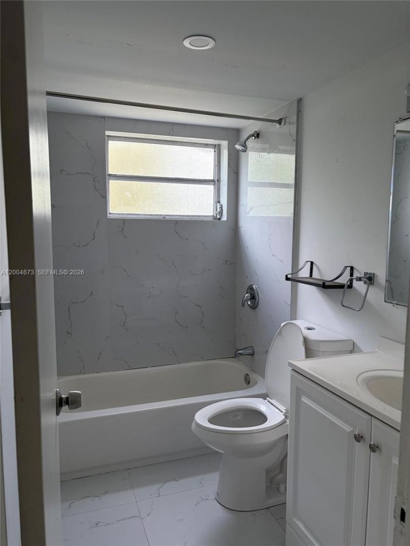 1401 NE 191st St , Unit D201, Miami, FL 33179 Photo