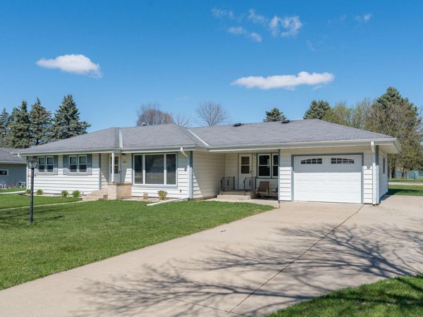 209 Hillcrest Way , Le Sueur, MN 56058