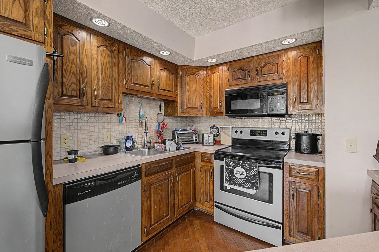 4230 Pinehurst Circle Photo 9