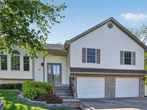 634 Hillcrest Circle, Lansing, KS 66043