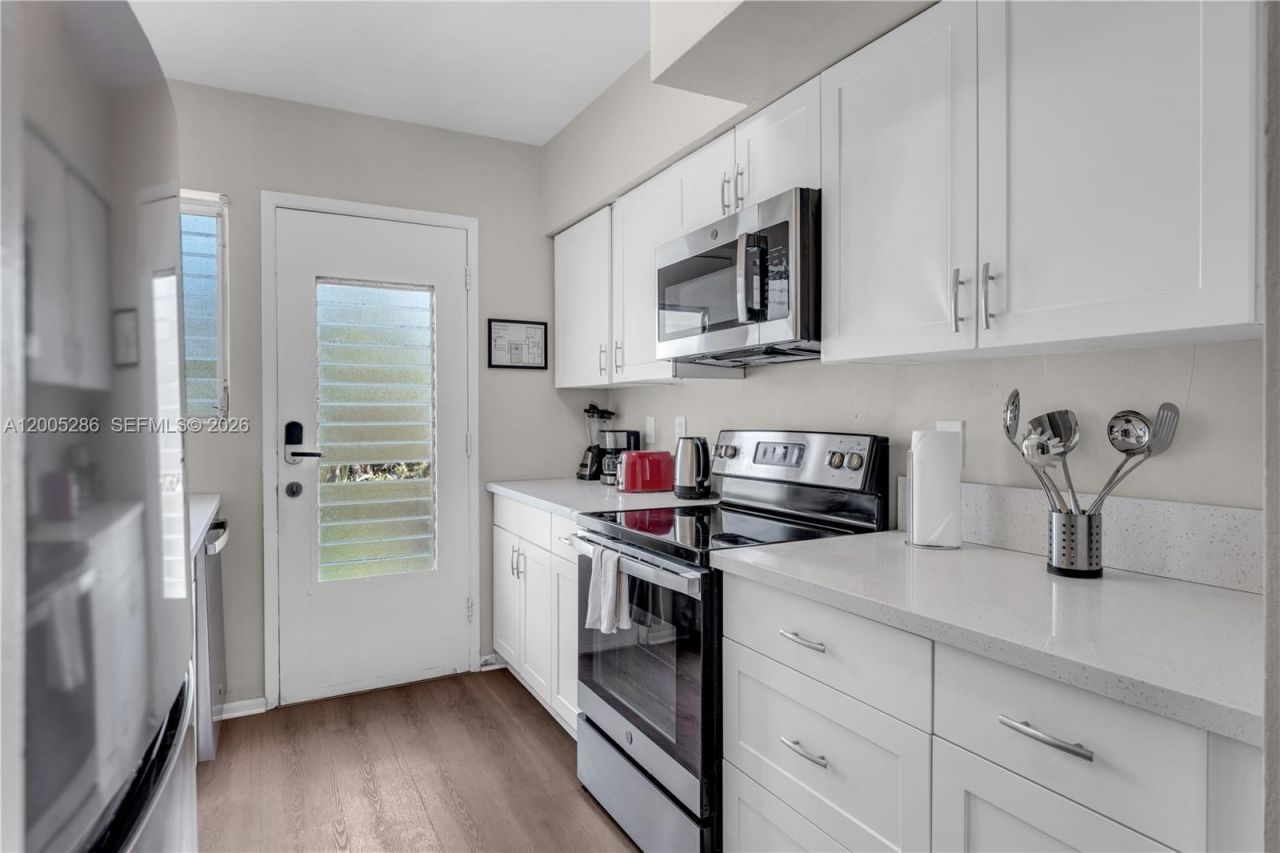 10006 E Bay Harbor Dr, Unit 15, Bay Harbor Islands, FL 33154 Photo