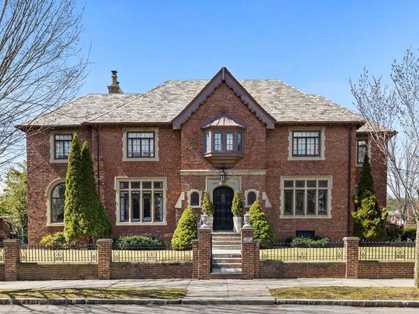 98 Carlton St, Brookline, MA 02446