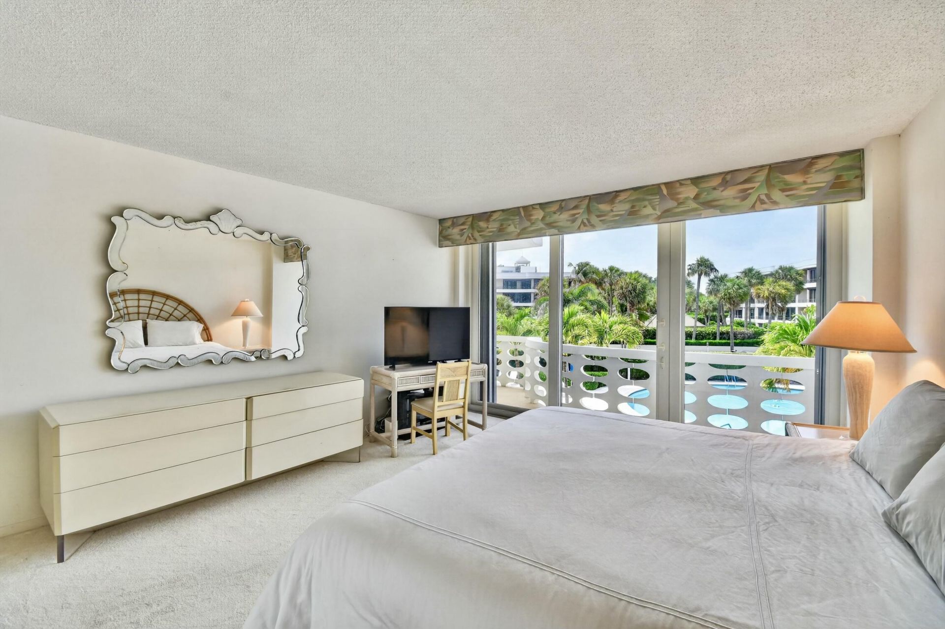 100 Sunrise Avenue, Unit 308, Palm Beach, FL 33480 Photo