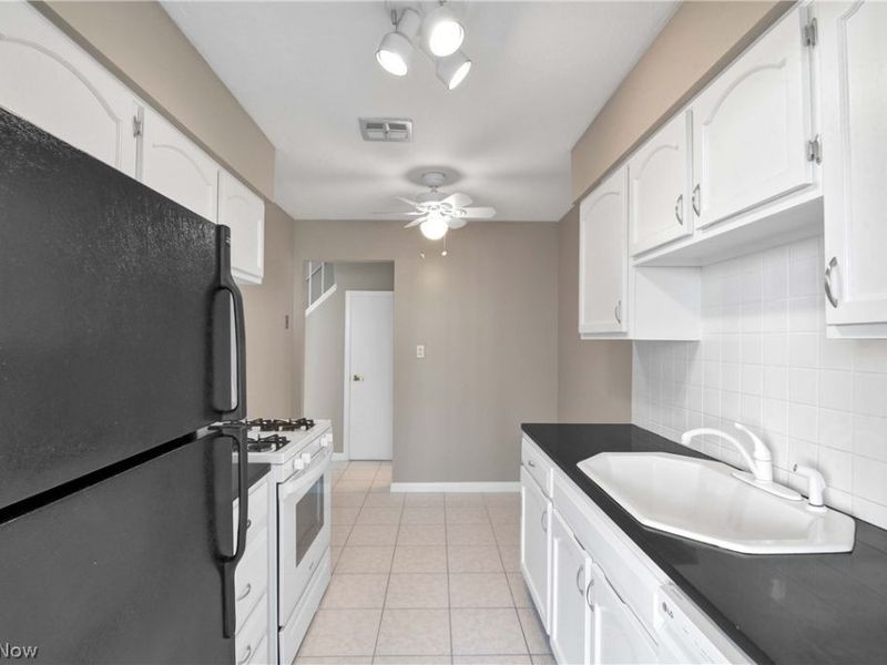 12900 Lake Avenue, Unit PH 8, Lakewood, OH 44107 Photo 10