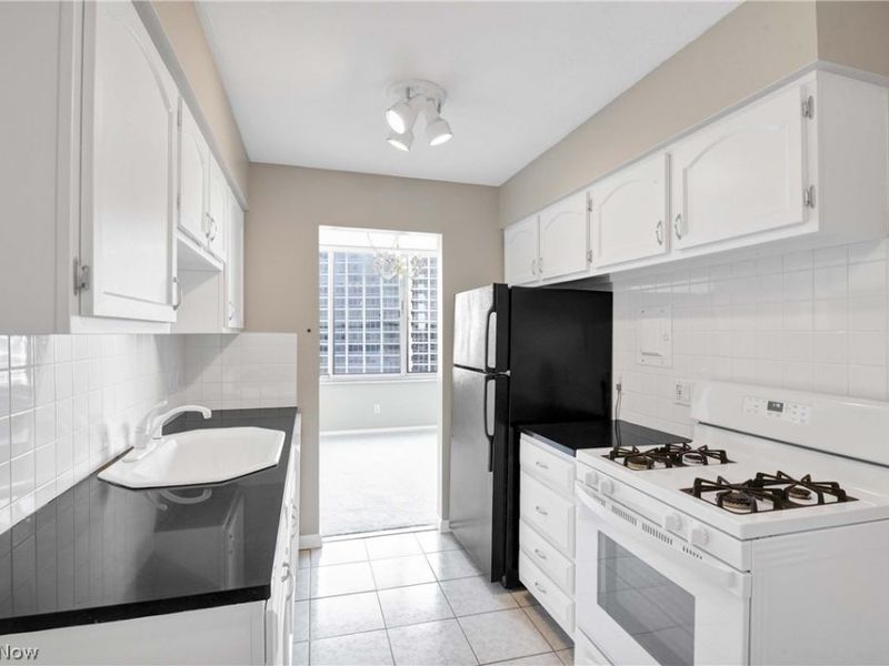 12900 Lake Avenue, Unit PH 8, Lakewood, OH 44107 Photo 12