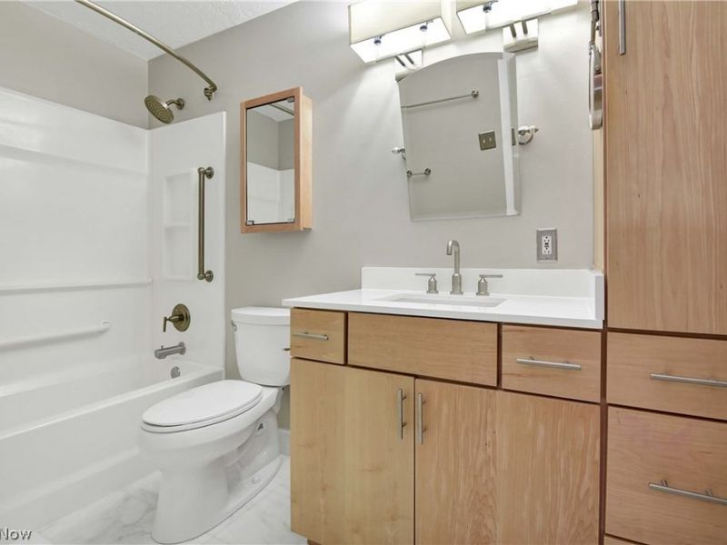 12900 Lake Avenue, Unit PH 8, Lakewood, OH 44107 Photo 21