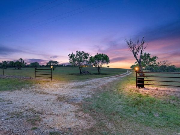 435 Fm 539, Floresville, TX 78114