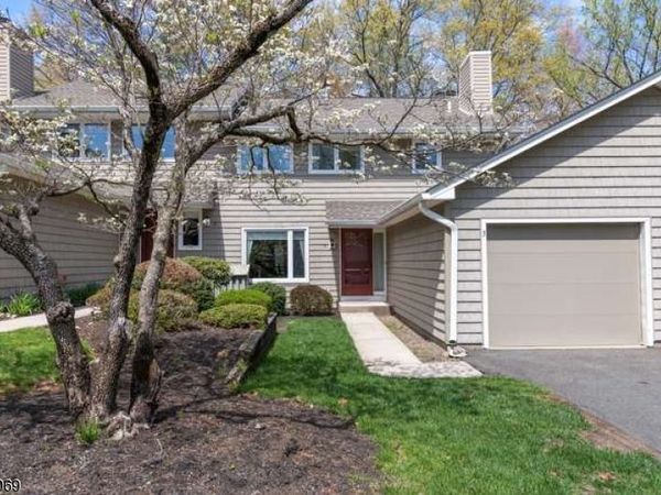 3 Macmillan Ct, Mahwah, NJ 07430