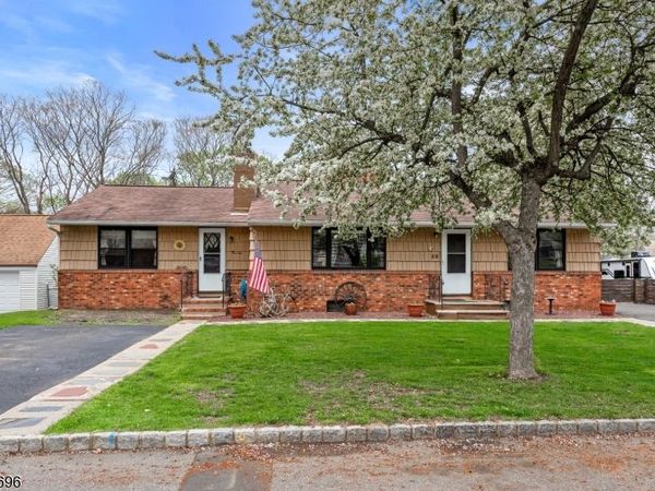 13 New St, Stanhope, NJ 07874