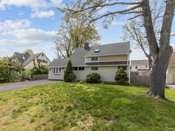 28 Apollo Lane , Hicksville, NY 11801