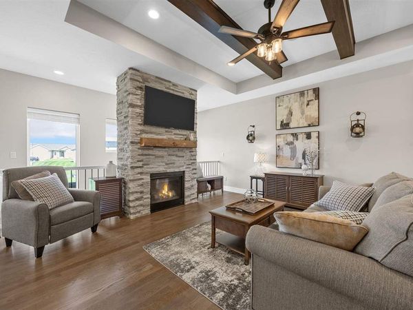 1558 Settlers Dr, Marion, IA 52302