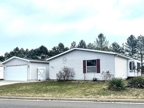229 Cadgewith E, Lansing, MI 48906