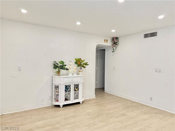 575 S Royal Crest Circle, Unit 7, Las Vegas, NV 89169