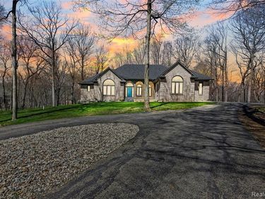 1150 Cripple Creek Lane, Rochester Hills, MI 48306