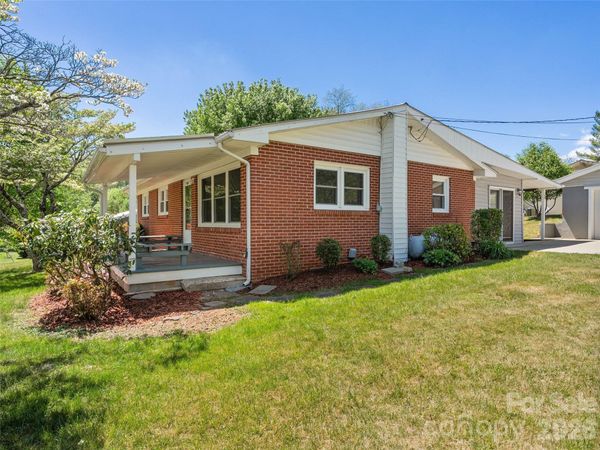 17 W Farley Street , Waynesville, NC 28786