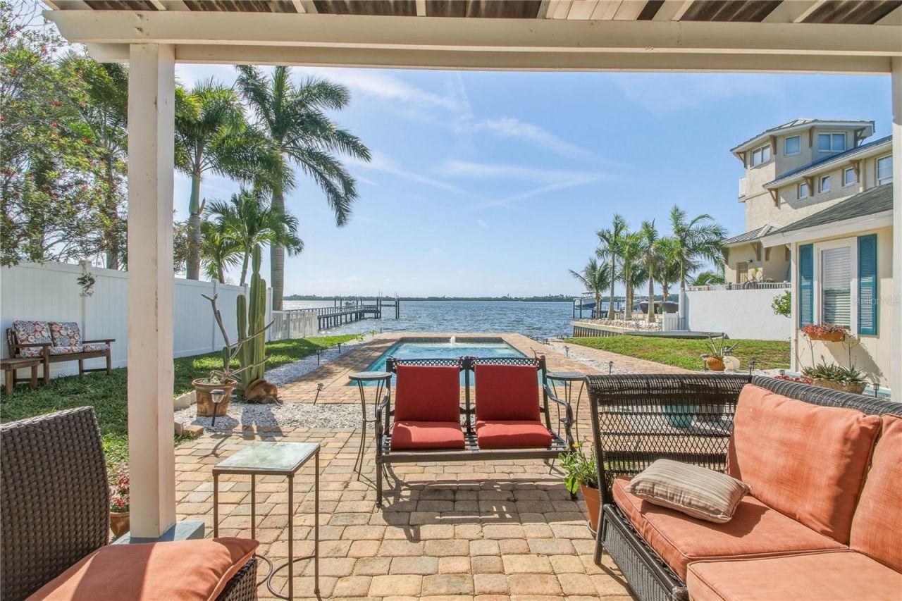 950 Weedon Drive Ne, Saint Petersburg, FL 33702 Photo