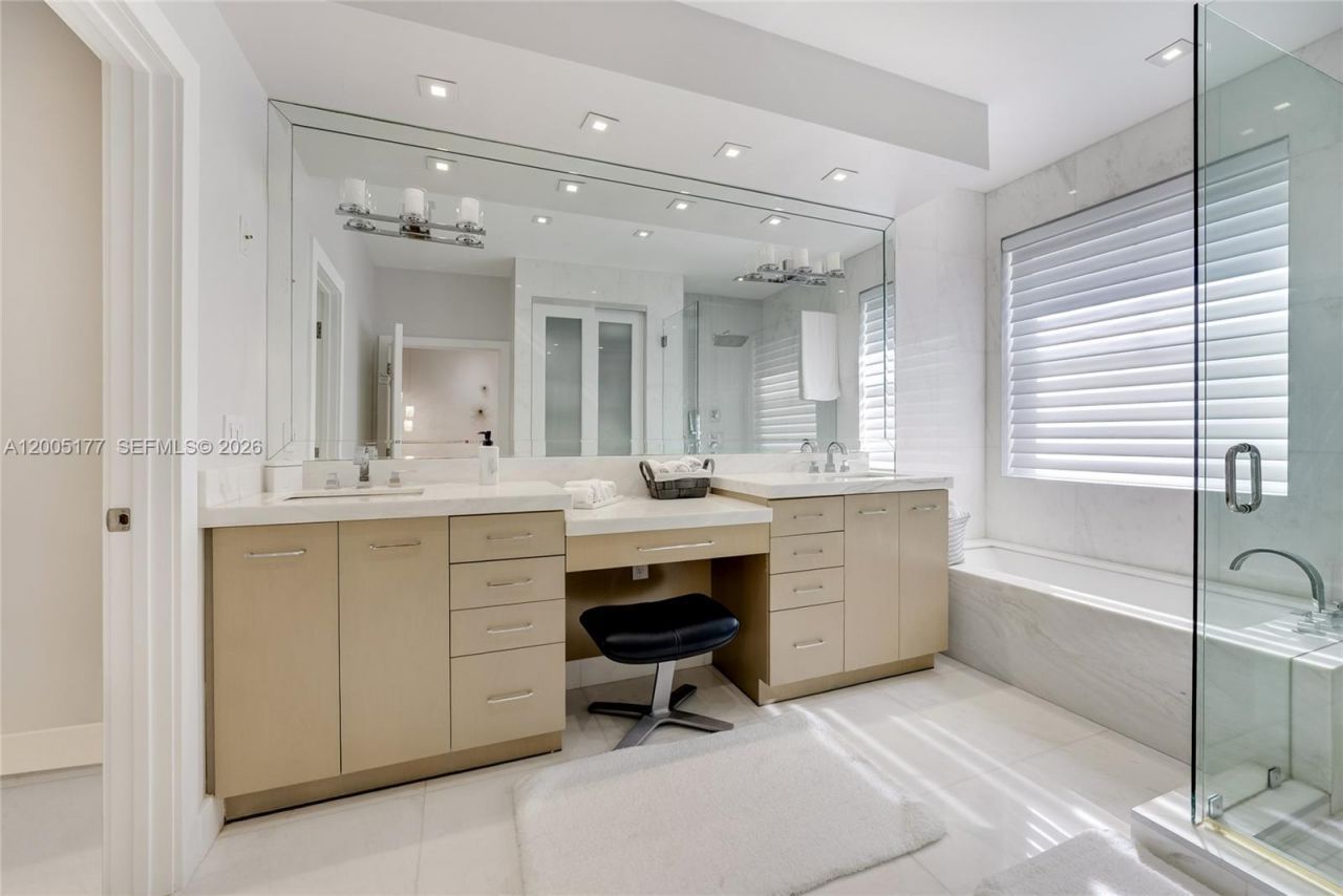 1366 W Harbor Vw W, Hollywood, FL 33019 Photo
