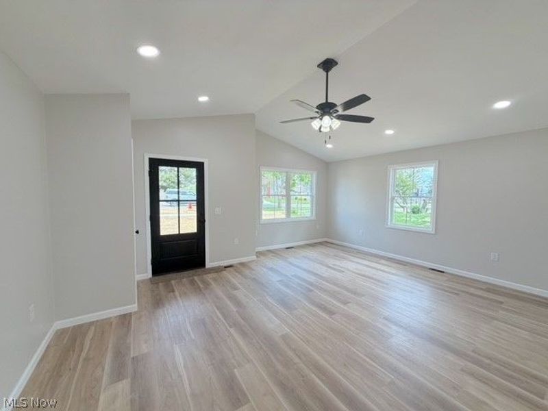 910 W Main Street, Sugarcreek, OH 44681 Photo 5