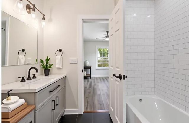 2136 Commander Road Photo 9