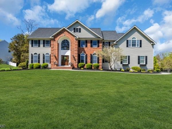 1 Berkshire Ct, Clinton, NJ 08833